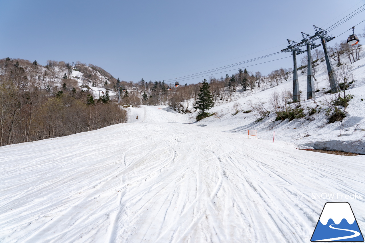 キロロリゾート｜初夏の陽気に耐えて、何とかGWまで持ってくれたキロロの雪…。さぁ、キロロゴンドラに乗って、山頂から山麓まで続く全長4,000ｍ超のロングランを楽しみましょう！